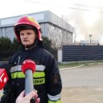 26.03.2020. Denkówek. Pożar hali zakładu meblowego. Na zdjęciu: kapitan Sebastian Klaus - strażak PSP w Ostrowcu Św. / Emilia Sitarska / Radio Kielce