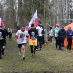 01.03.2020. Ostrowiec św. Bieg Tropem Wilczym. Na zdjęciu: poseł Krzysztof Bosak wraz z członkami Stowarzyszenia Ostrowieccy Patrioci / Emilia Sitarska / Radio Kielce