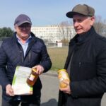 28.03.2020. Sandomierz. Pomoc pszczelarzy dla szpitala specjalistycznego. Na zdjęciu (od lewej): Dariusz Araszkiewicz - pszczelarz, Marian Marzec - prezes Koła Rejonowego Polskiego Związku  Pszczelarzy  w Dwikozach / Grażyna-Szlęzak-Wójcik / Radio Kielce