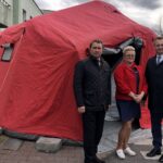 13.03.2020 Sandomierz. Namiot pneumatyczny przy szpitalu. Na zdjęciu (od lewej): Marek Kos - dyrektor Szpitala Specjalistycznego w Sandomierzu, Marta Zielińska - pielęgniarka epidemiologiczna, starosta Marcin Piwnik / Grażyna Szlęzak-Wójcik / Radio Kielce