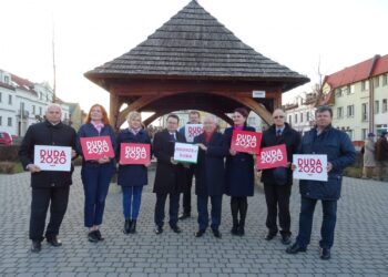 Opatów. Przekazanie podpisów poparcia dla Andrzeja Dudy / Emilia Sitarska / Radio Kielce