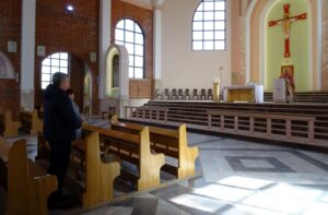 22.03.2020 Ostrowiec Świętokrzyski. Msza w parafii pw. św. Kazimierza Królewicza na Pułankach / Emilia Sitarska / Radio Kielce
