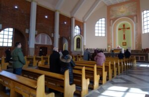 22.03.2020 Ostrowiec Świętokrzyski. Msza w parafii pw. św. Kazimierza Królewicza na Pułankach / Emilia Sitarska / Radio Kielce