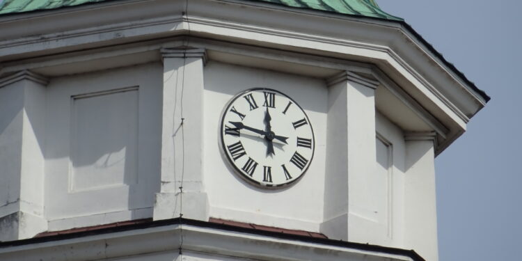 Zegar na wieży kolegiaty pw. Michała Archanioła / Emilia Sitarska / Radio Kielce
