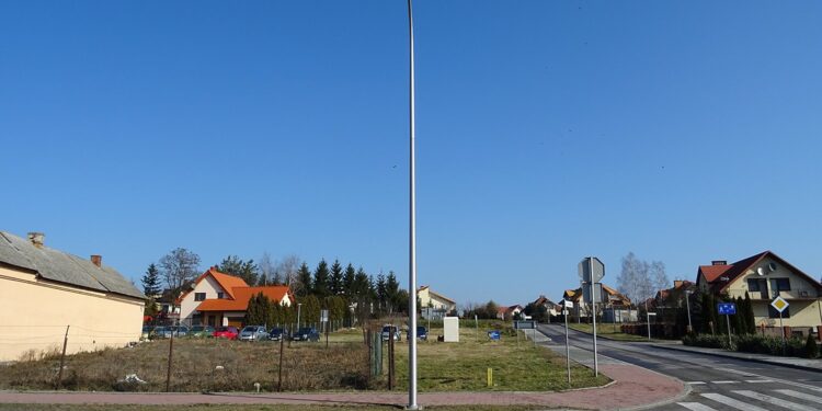 09.03.2020. Ożarów. Naprawiony słup oświetleniowy w okolicach skrzyżowania drogi wojewódzkiej 755 z ulicą Klonową / Emilia Sitarska / Radio Kielce