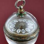 28.03.2020. Jędrzejów. Zegary w Muzeum im. Przypkowskich. Na zdjęciu: XVII-wieczny pektoralik - zegar w oprawie z kryształu górskiego / Ewa Pociejowska-Gawęda / Radio Kielce