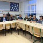 06.03.2020. Gierlachów. Zakończenie projektu pn. „Cyfrowy senior”. Na zdjęciu (pierwszy z lewej): Waldemar Maruszczak - prezes Stowarzyszenia Przyjaciół Szkoły Podstawowej w Gierlachowie, wójt gminy Dwikozy Marek Łukaszek / Grażyna-Szlęzak-Wójcik / Radio Kielce