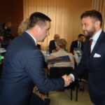 02.03.2020. Bałtów. Bałtów. Pierwsza sesja rady gminy po przedterminowych wyborach do Rady Gminy w Bałtowie. Na zdjęciu (od lewej): Hubert Żądło - wójt gminy Bałtów i Piotr Śmigiel - radny / Emilia Sitarska / Radio Kielce