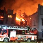 Dziesięć zastępów Straży Pożarnej walczyło z pożarem pałacu / Straż Pożarna Słupsk)