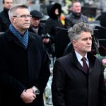 01.03.2020 Kielce. Cmentarz na Piaskach. Obchody Narodowego Dnia Pamięci Żołnierzy Wyklętych. Na zdjęciu (od lewej): Bogdan Wenta - prezydent Kielc i senator Krzysztof Słoń / Wiktor Taszłow / Radio Kielce