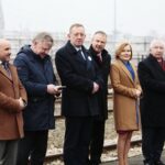 04.03.2020. Końskie. Dworzec kolejowy. Wizyta prezydenta RP Andrzeja Dudy. Na zdjęciu (od lewej): poseł Mariusz Gosek, senator Jarosław Rusiecki, poseł Anna Krupka (druga z prawej), poseł Krzysztof Lipiec (pierwszy z prawej) / Wiktor Taszłow / Radio Kielce