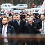 04.03.2020. Końskie. Dworzec kolejowy. Wizyta prezydenta RP Andrzeja Dudy. Na zdjęciu (w pierwszym rzędzie, od lewej): Andrzej Duda - prezydent RP, Andrzej Bętkowski - marszałek województwa świętokrzyskiego / Wiktor Taszłow / Radio Kielce
