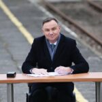 04.03.2020. Końskie. Dworzec kolejowy. Wizyta prezydenta RP Andrzeja Dudy. Na zdjęciu: podpisanie ustawy Kolej Plus / Wiktor Taszłow / Radio Kielce