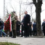 04.03.2020. Końskie. Wizyta prezydenta RP Andrzeja Dudy. Na zdjęciu: złożenie wieńca przed tablicą upamiętniającą ofiary systemu stalinowskiego, która znajduje się przy dawnej siedzibie Powiatowego Urzędu Bezpieczeństwa Publicznego / Wiktor Taszłow / Radio Kielce