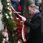 04.03.2020. Końskie. Wizyta prezydenta RP Andrzeja Dudy. Na zdjęciu: złożenie wieńca przed tablicą upamiętniającą ofiary systemu stalinowskiego, która znajduje się przy dawnej siedzibie Powiatowego Urzędu Bezpieczeństwa Publicznego / Wiktor Taszłow / Radio Kielce