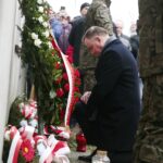 04.03.2020. Końskie. Wizyta prezydenta RP Andrzeja Dudy. Na zdjęciu: złożenie wieńca przed tablicą upamiętniającą ofiary systemu stalinowskiego, która znajduje się przy dawnej siedzibie Powiatowego Urzędu Bezpieczeństwa Publicznego / Wiktor Taszłow / Radio Kielce