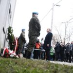 04.03.2020. Końskie. Wizyta prezydenta RP Andrzeja Dudy. Na zdjęciu: złożenie wieńca przed tablicą upamiętniającą ofiary systemu stalinowskiego, która znajduje się przy dawnej siedzibie Powiatowego Urzędu Bezpieczeństwa Publicznego / Wiktor Taszłow / Radio Kielce