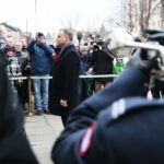 04.03.2020. Końskie. Wizyta prezydenta RP Andrzeja Dudy. Na zdjęciu: złożenie wieńca przed tablicą upamiętniającą ofiary systemu stalinowskiego, która znajduje się przy dawnej siedzibie Powiatowego Urzędu Bezpieczeństwa Publicznego / Wiktor Taszłow / Radio Kielce