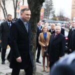04.03.2020. Końskie. Wizyta prezydenta RP Andrzeja Dudy. Na zdjęciu: złożenie wieńca przed tablicą upamiętniającą ofiary systemu stalinowskiego, która znajduje się przy dawnej siedzibie Powiatowego Urzędu Bezpieczeństwa Publicznego / Wiktor Taszłow / Radio Kielce
