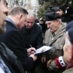 04.03.2020. Końskie. Wizyta prezydenta RP Andrzeja Dudy. Na zdjęciu: złożenie wieńca przed tablicą upamiętniającą ofiary systemu stalinowskiego, która znajduje się przy dawnej siedzibie Powiatowego Urzędu Bezpieczeństwa Publicznego / Wiktor Taszłow / Radio Kielce