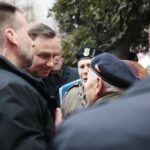 04.03.2020. Końskie. Wizyta prezydenta RP Andrzeja Dudy. Na zdjęciu: złożenie wieńca przed tablicą upamiętniającą ofiary systemu stalinowskiego, która znajduje się przy dawnej siedzibie Powiatowego Urzędu Bezpieczeństwa Publicznego / Wiktor Taszłow / Radio Kielce
