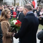 04.03.2020. Końskie. Wizyta prezydenta RP Andrzeja Dudy. Na zdjęciu: złożenie wieńca przed tablicą upamiętniającą ofiary systemu stalinowskiego, która znajduje się przy dawnej siedzibie Powiatowego Urzędu Bezpieczeństwa Publicznego / Wiktor Taszłow / Radio Kielce