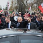 04.03.2020. Końskie. Wizyta prezydenta RP Andrzeja Dudy. Na zdjęciu: złożenie wieńca przed tablicą upamiętniającą ofiary systemu stalinowskiego, która znajduje się przy dawnej siedzibie Powiatowego Urzędu Bezpieczeństwa Publicznego / Wiktor Taszłow / Radio Kielce