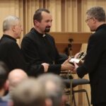 04.03.2020. Kielce. Koncert jubileuszowy z okazji 100 rocznicy obecności posługi Misjonarzy Oblatów Maryi Niepokalanej w Polsce. Na zdjęciu (od lewej):o. Marian Puchała - superior klasztoru na Świętym Krzyżu, o. prof. Paweł Zając - prowincjał Polskiej Prowincji Misjonarzy Oblatów Maryi Niepokalanej, ks. Andrzej Rusak diecezjalny konserwator zabytków / Wiktor Taszłow / Radio Kielce