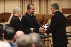 04.03.2020. Kielce. Koncert jubileuszowy z okazji 100 rocznicy obecności posługi Misjonarzy Oblatów Maryi Niepokalanej w Polsce. Na zdjęciu (od lewej):o. Marian Puchała - superior klasztoru na Świętym Krzyżu, o. prof. Paweł Zając - prowincjał Polskiej Prowincji Misjonarzy Oblatów Maryi Niepokalanej, ks. Andrzej Rusak diecezjalny konserwator zabytków / Wiktor Taszłow / Radio Kielce