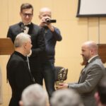 04.03.2020. Kielce. Koncert jubileuszowy z okazji 100 rocznicy obecności posługi Misjonarzy Oblatów Maryi Niepokalanej w Polsce. Na zdjęciu (od lewej): o. Marian Puchała - superior klasztoru na Świętym Krzyżu, Mariusz Gosek - poseł / Wiktor Taszłow / Radio Kielce