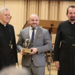 04.03.2020. Kielce. Koncert jubileuszowy z okazji 100 rocznicy obecności posługi Misjonarzy Oblatów Maryi Niepokalanej w Polsce. Na zdjęciu (od lewej): o. Marian Puchała - superior klasztoru na Świętym Krzyżu, Mariusz Gosek - poseł, o. prof. Paweł Zając - prowincjał Polskiej Prowincji Misjonarzy Oblatów Maryi Niepokalanej / Wiktor Taszłow / Radio Kielce