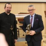 04.03.2020. Kielce. Koncert jubileuszowy z okazji 100 rocznicy obecności posługi Misjonarzy Oblatów Maryi Niepokalanej w Polsce. Na zdjęciu (od lewej): o. prof. Paweł Zając - prowincjał Polskiej Prowincji Misjonarzy Oblatów Maryi Niepokalanej, Sławomir Stachura - dyrektor kancelarii prezydenta Kielc / Wiktor Taszłow / Radio Kielce