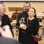 04.03.2020. Kielce. Koncert jubileuszowy z okazji 100 rocznicy obecności posługi Misjonarzy Oblatów Maryi Niepokalanej w Polsce. Na zdjęciu (od lewej): o. Marian Puchała - superior klasztoru na Świętym Krzyżu, o. prof. Paweł Zając - prowincjał Polskiej Prowincji Misjonarzy Oblatów Maryi Niepokalanej, Magdalena Kusztal -  dyrektor Departamentu Kultury i Dziedzictwa Narodowego w urzędzie marszałkowskim w Kielcach / Wiktor Taszłow / Radio Kielce