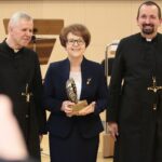 04.03.2020. Kielce. Koncert jubileuszowy z okazji 100 rocznicy obecności posługi Misjonarzy Oblatów Maryi Niepokalanej w Polsce. Na zdjęciu (od lewej): o. Marian Puchała - superior klasztoru na Świętym Krzyżu,  Maria Zuba - doradca wojewody świętokrzyskiego, o. prof. Paweł Zając - prowincjał Polskiej Prowincji Misjonarzy Oblatów Maryi Niepokalanej / Wiktor Taszłow / Radio Kielce