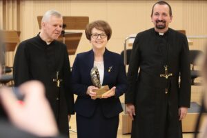 04.03.2020. Kielce. Koncert jubileuszowy z okazji 100 rocznicy obecności posługi Misjonarzy Oblatów Maryi Niepokalanej w Polsce. Na zdjęciu (od lewej): o. Marian Puchała - superior klasztoru na Świętym Krzyżu, Maria Zuba - doradca wojewody świętokrzyskiego, o. prof. Paweł Zając - prowincjał Polskiej Prowincji Misjonarzy Oblatów Maryi Niepokalanej / Wiktor Taszłow / Radio Kielce