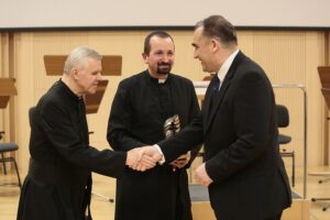 04.03.2020. Kielce. Koncert jubileuszowy z okazji 100 rocznicy obecności posługi Misjonarzy Oblatów Maryi Niepokalanej w Polsce. Na zdjęciu (od lewej): o. Marian Puchała - superior klasztoru na Świętym Krzyżu, o. prof. Paweł Zając - prowincjał Polskiej Prowincji Misjonarzy Oblatów Maryi Niepokalanej, Janusz Knap - prezes Radia Kielce / Wiktor Taszłow / Radio Kielce