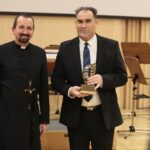 04.03.2020. Kielce. Koncert jubileuszowy z okazji 100 rocznicy obecności posługi Misjonarzy Oblatów Maryi Niepokalanej w Polsce. Na zdjęciu (od lewej): o. prof. Paweł Zając - prowincjał Polskiej Prowincji Misjonarzy Oblatów Maryi Niepokalanej, Janusz Knap - prezes Radia Kielce / Wiktor Taszłow / Radio Kielce