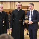 04.03.2020. Kielce. Koncert jubileuszowy z okazji 100 rocznicy obecności posługi Misjonarzy Oblatów Maryi Niepokalanej w Polsce. Na zdjęciu (od lewej): o. Marian Puchała - superior klasztoru na Świętym Krzyżu, o. prof. Paweł Zając - prowincjał Polskiej Prowincji Misjonarzy Oblatów Maryi Niepokalanej, Jacek Semaniak - rektor UJK / Wiktor Taszłow / Radio Kielce