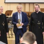 04.03.2020. Kielce. Koncert jubileuszowy z okazji 100 rocznicy obecności posługi Misjonarzy Oblatów Maryi Niepokalanej w Polsce. Na zdjęciu (od lewej): o. Marian Puchała - superior klasztoru na Świętym Krzyżu, Wiesław Trąmpczyński - rektor PŚk, o. prof. Paweł Zając - prowincjał Polskiej Prowincji Misjonarzy Oblatów Maryi Niepokalanej / Wiktor Taszłow / Radio Kielce