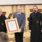 04.03.2020. Kielce. Koncert jubileuszowy z okazji 100 rocznicy obecności posługi Misjonarzy Oblatów Maryi Niepokalanej w Polsce. Na zdjęciu (od lewej): o. Marian Puchała - superior klasztoru na Świętym Krzyżu, inspektor Artur Bielecki - zastępca Komendanta Wojewódzkiego Policji