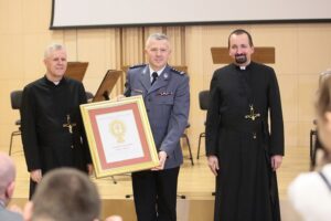 04.03.2020. Kielce. Koncert jubileuszowy z okazji 100 rocznicy obecności posługi Misjonarzy Oblatów Maryi Niepokalanej w Polsce. Na zdjęciu (od lewej): o. Marian Puchała - superior klasztoru na Świętym Krzyżu, inspektor Artur Bielecki - zastępca Komendanta Wojewódzkiego Policji