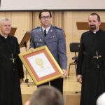 04.03.2020. Kielce. Koncert jubileuszowy z okazji 100 rocznicy obecności posługi Misjonarzy Oblatów Maryi Niepokalanej w Polsce. Na zdjęciu (od lewej): o. Marian Puchała - superior klasztoru na Świętym Krzyżu, Krzysztof Ciosek - Świętokrzyski Komendant Wojewódzki Państwowej Straży Pożarnej, o. prof. Paweł Zając - prowincjał Polskiej Prowincji Misjonarzy Oblatów Maryi Niepokalanej / Wiktor Taszłow / Radio Kielce