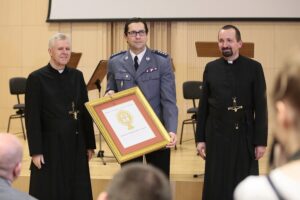 04.03.2020. Kielce. Koncert jubileuszowy z okazji 100 rocznicy obecności posługi Misjonarzy Oblatów Maryi Niepokalanej w Polsce. Na zdjęciu (od lewej): o. Marian Puchała - superior klasztoru na Świętym Krzyżu, Krzysztof Ciosek - Świętokrzyski Komendant Wojewódzki Państwowej Straży Pożarnej, o. prof. Paweł Zając - prowincjał Polskiej Prowincji Misjonarzy Oblatów Maryi Niepokalanej / Wiktor Taszłow / Radio Kielce