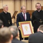 04.03.2020. Kielce. Koncert jubileuszowy z okazji 100 rocznicy obecności posługi Misjonarzy Oblatów Maryi Niepokalanej w Polsce. Na zdjęciu (od lewej): o. Marian Puchała - superior klasztoru na Świętym Krzyżu, Marcin Chatys - pierwszy zastępca Komendanta Miejskiego Policji w Kielcach, o. prof. Paweł Zając - prowincjał Polskiej Prowincji Misjonarzy Oblatów Maryi Niepokalanej / Wiktor Taszłow / Radio Kielce