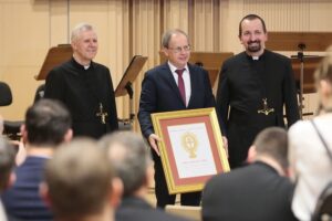 04.03.2020. Kielce. Koncert jubileuszowy z okazji 100 rocznicy obecności posługi Misjonarzy Oblatów Maryi Niepokalanej w Polsce. Na zdjęciu (od lewej): o. Marian Puchała - superior klasztoru na Świętym Krzyżu, Marcin Chatys - pierwszy zastępca Komendanta Miejskiego Policji w Kielcach, o. prof. Paweł Zając - prowincjał Polskiej Prowincji Misjonarzy Oblatów Maryi Niepokalanej / Wiktor Taszłow / Radio Kielce