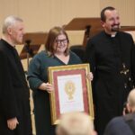 04.03.2020. Kielce. Koncert jubileuszowy z okazji 100 rocznicy obecności posługi Misjonarzy Oblatów Maryi Niepokalanej w Polsce. Na zdjęciu (od lewej): o. Marian Puchała - superior klasztoru na Świętym Krzyżu, Andrzej Gąsior - burmistrz Nowej Słupi, o. prof. Paweł Zając - prowincjał Polskiej Prowincji Misjonarzy Oblatów Maryi Niepokalanej / Wiktor Taszłow / Radio Kielce