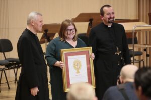 04.03.2020. Kielce. Koncert jubileuszowy z okazji 100 rocznicy obecności posługi Misjonarzy Oblatów Maryi Niepokalanej w Polsce. Na zdjęciu (od lewej): o. Marian Puchała - superior klasztoru na Świętym Krzyżu, Andrzej Gąsior - burmistrz Nowej Słupi, o. prof. Paweł Zając - prowincjał Polskiej Prowincji Misjonarzy Oblatów Maryi Niepokalanej / Wiktor Taszłow / Radio Kielce