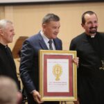 04.03.2020. Kielce. Koncert jubileuszowy z okazji 100 rocznicy obecności posługi Misjonarzy Oblatów Maryi Niepokalanej w Polsce. Na zdjęciu (od lewej): o. Marian Puchała - superior klasztoru na Świętym Krzyżu, Jadwiga Wójcik - sekretarz gminy Bieliny, o. prof. Paweł Zając - prowincjał Polskiej Prowincji Misjonarzy Oblatów Maryi Niepokalanej / Wiktor Taszłow / Radio Kielce