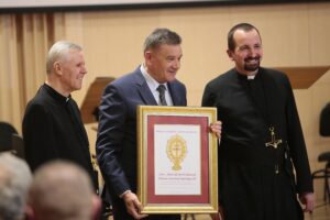 04.03.2020. Kielce. Koncert jubileuszowy z okazji 100 rocznicy obecności posługi Misjonarzy Oblatów Maryi Niepokalanej w Polsce. Na zdjęciu (od lewej): o. Marian Puchała - superior klasztoru na Świętym Krzyżu, Jadwiga Wójcik - sekretarz gminy Bieliny, o. prof. Paweł Zając - prowincjał Polskiej Prowincji Misjonarzy Oblatów Maryi Niepokalanej / Wiktor Taszłow / Radio Kielce