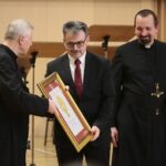 04.03.2020. Kielce. Koncert jubileuszowy z okazji 100 rocznicy obecności posługi Misjonarzy Oblatów Maryi Niepokalanej w Polsce. Na zdjęciu (od lewej): o. Marian Puchała - superior klasztoru na Świętym Krzyżu, Marek Adamczak - firma Auto Adamczyk, o. prof. Paweł Zając - prowincjał Polskiej Prowincji Misjonarzy Oblatów Maryi Niepokalanej / Wiktor Taszłow / Radio Kielce